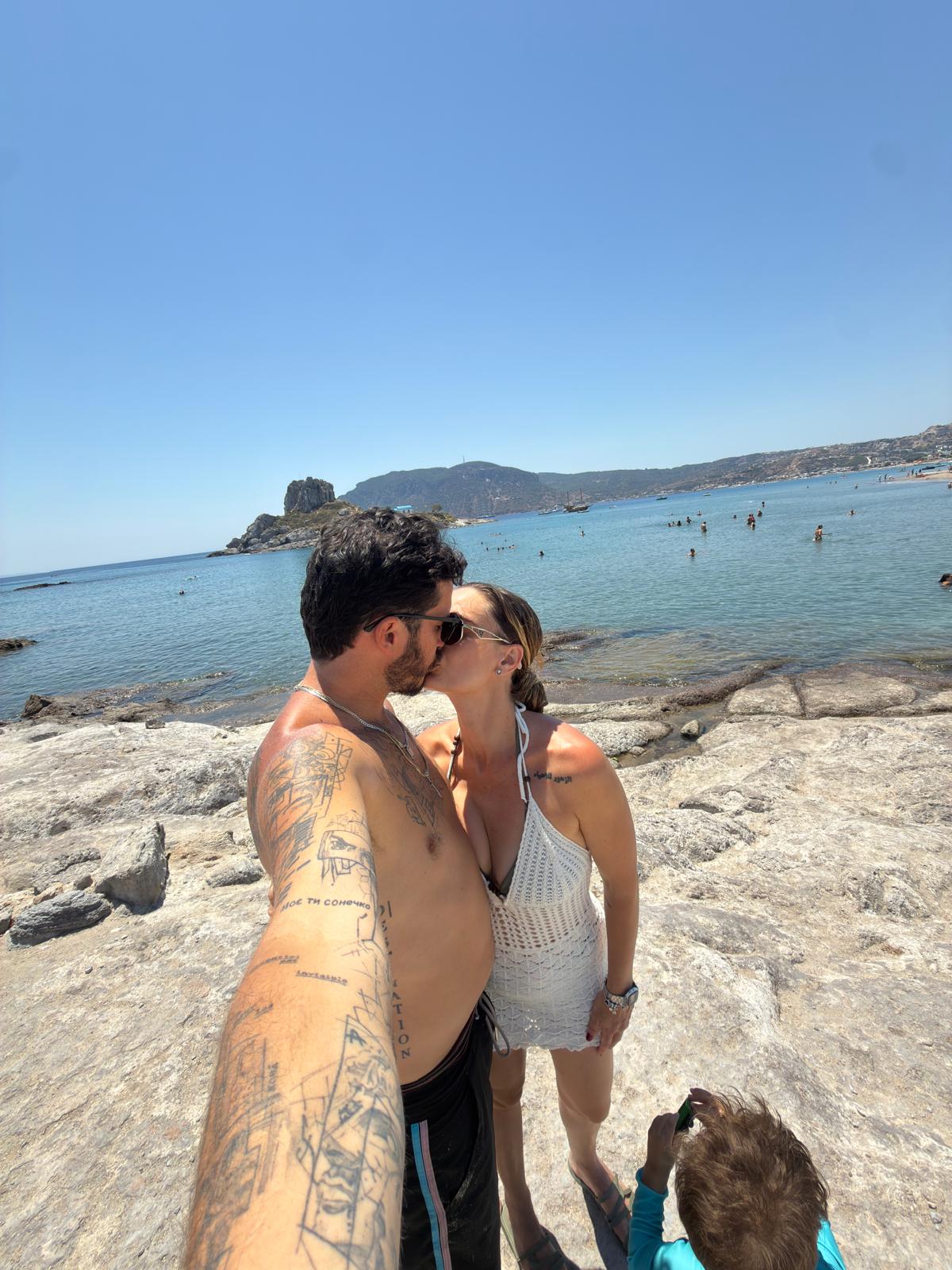 Rafaela e Gabriel se beijando na praia em Kos, na Grécia