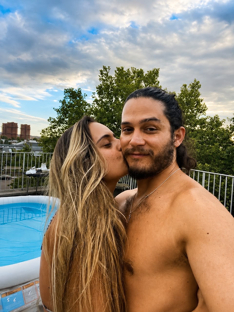 Rafaela beijando o rosto de Gabriel ao ar livre