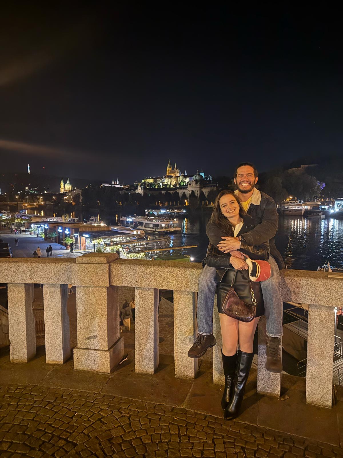 Rafaela e Gabriel abraçados em Praga à noite
