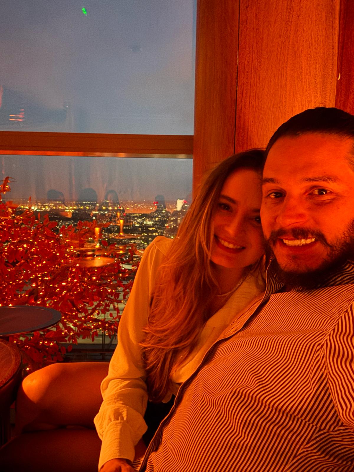 Rafaela e Gabriel em um jantar com vista para a cidade