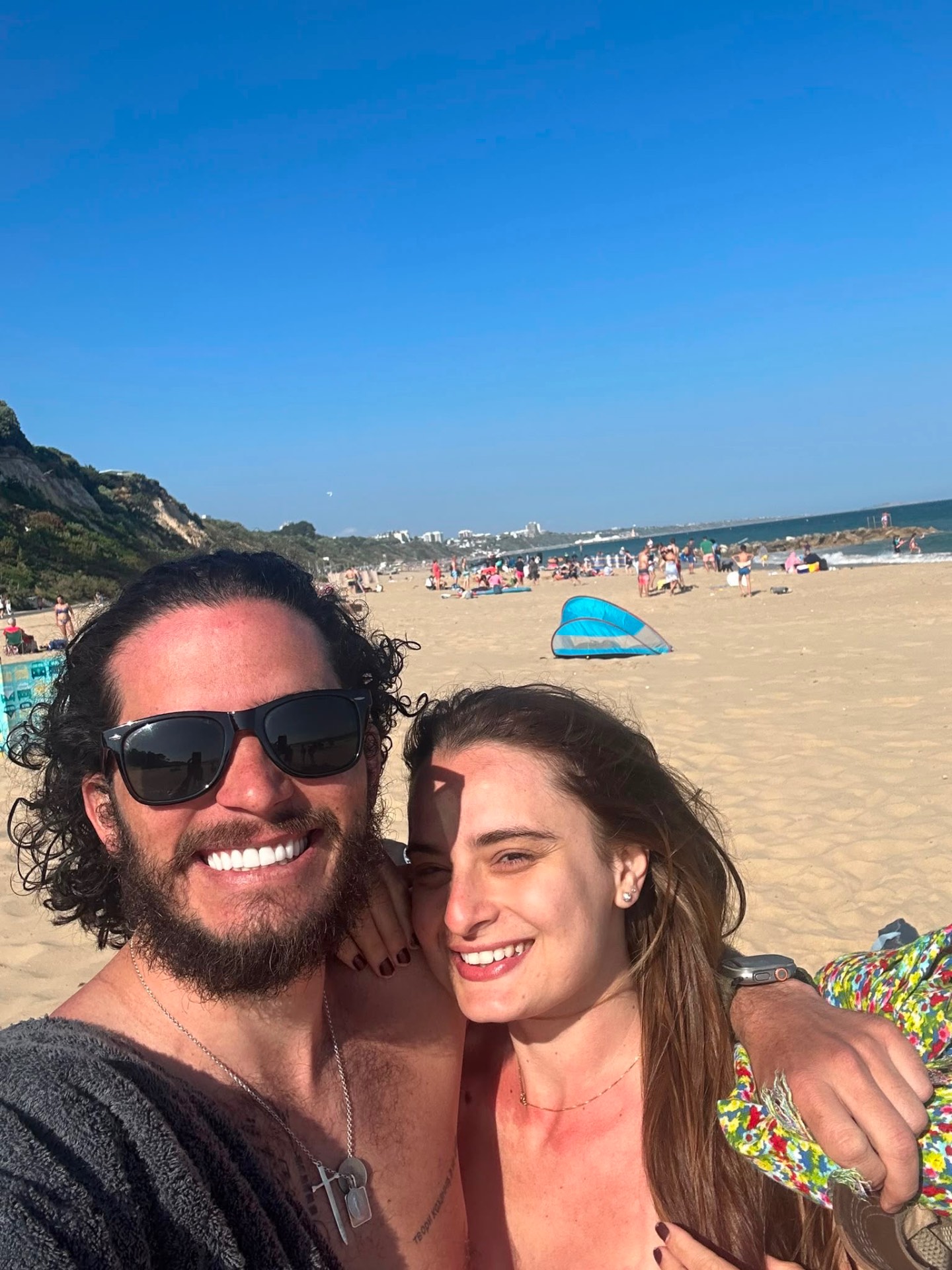 Rafaela e Gabriel abraçados na praia de Bournemouth