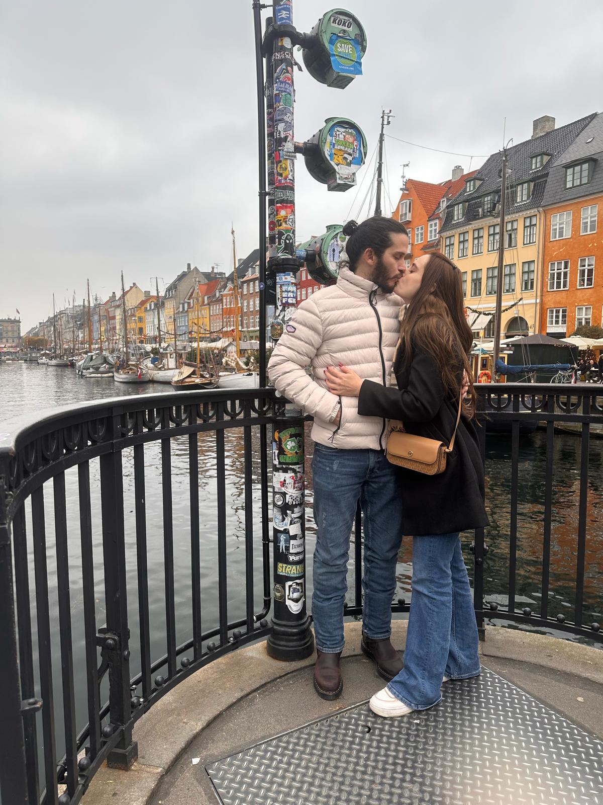 Rafaela e Gabriel se beijando à beira do canal